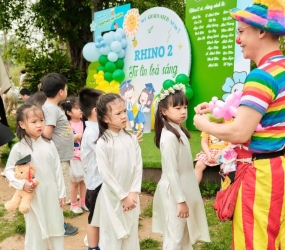 Chú hề quốc dân xuất hiện và làm thay đổi không khí mọi bữa tiệc